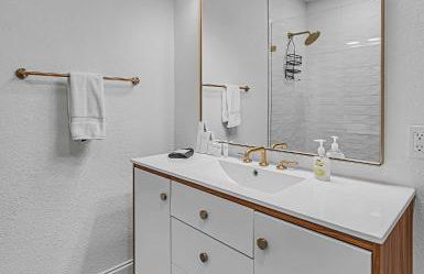 New-The Mod Poppy Large home 10 minutes from it all - Photo 26