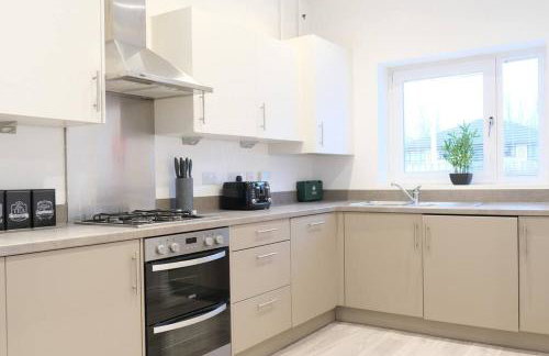 Prime Location - 4 Bedroom 3 Bathroom House - Sleeps up to 8 - Free Parking, Fast Wifi, Balcony, Smart TV and Private Garden by Yoko Property - Foto 17