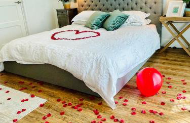 The Cuckoo's Retreat - Luxurious home with private garden & jacuzzi - Photo 51