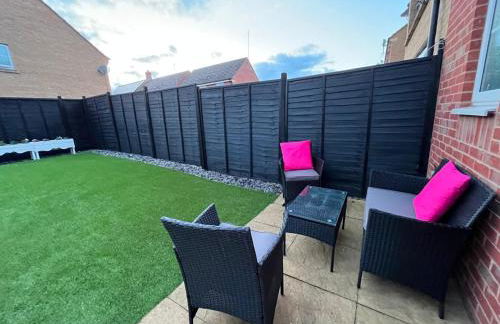 Spacious 4 Bedroom, 3 Bath House by Jesswood Properties Contractors, Business and Leisure with Free Parking and WIFI - Foto 7