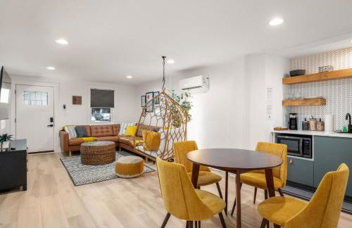 Couples Retreat with Hot Tub, Beach Cruisers, Spa Bath - Foto 12