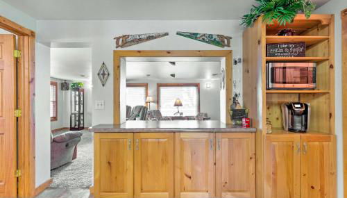 Family Home with Hot Tub - Walk to Johnson Lake! - Foto 5