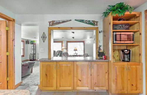 Family Home with Hot Tub - Walk to Johnson Lake! - Foto 5