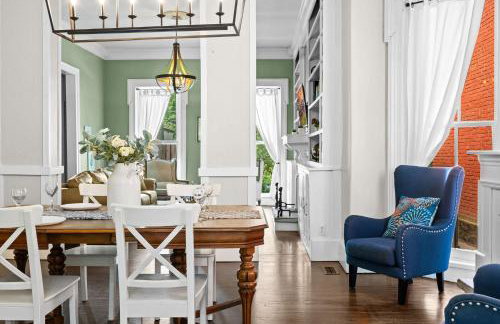 Elegant Manor w Private Yard & Modern Amenities - Foto 24