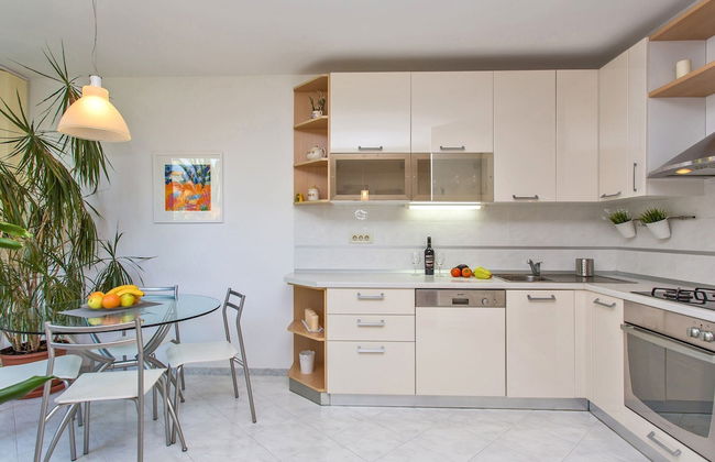 Spacious and Modern 1st Floor Apartment With Private Garage, Wi-fi - Foto 9