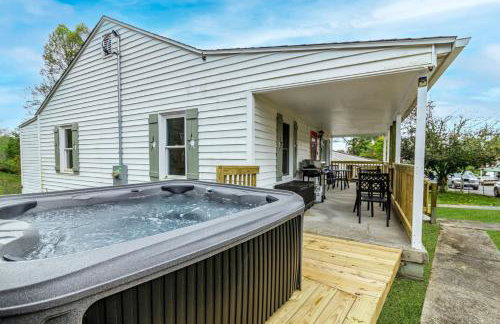 New River Gorge Cottage w Hot Tub, Fire Pit, Grill - Foto 2