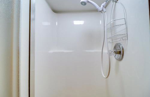 3,000 Sq Ft and Game Room Ozarks Serenity Cabin! - Foto 29