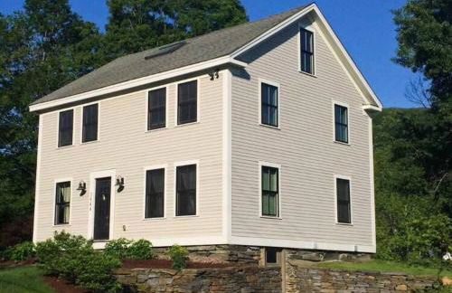 Entire Enchanting, Light-Filled 1830 Farmhouse - Foto 5