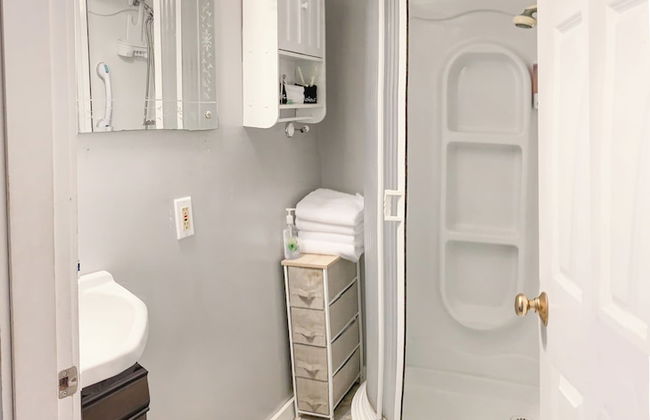 3Bedroom2Bath CarriageHouse Pet Friendly - Photo 17