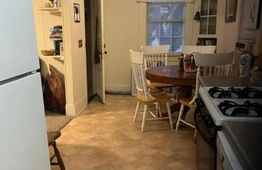 Charleston, SC themed - PRIVATE 1 QUEEN BED 1 BATH APARTMENT 2 FUTONS THAT FOLD OUT FLAT TO SLEEP ON & LEATHER LOVE SEAT GAS LOGS IN LIVING ROOM FULL KITCHEN POKER BUMPER POOL TABLE CONVENIENTLY LOCATED IN COLUMBIA SOUTH CAROLINA 1 QUEEN BED & 2 SOFA BEDS - Foto 14