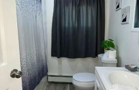 Spacious 4BR home w 2BA, a workspace & king bed! - Foto 28