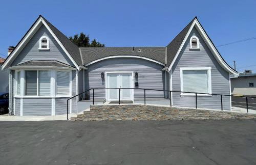 Airy Modern 2BR/2BA - Parking + Laundry + Sleep 6 - Foto 25