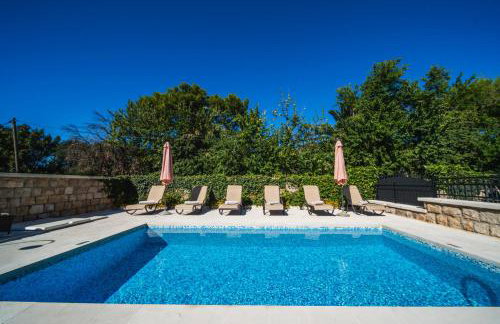 City Beach Villa with Pool and Sea View - Foto 72