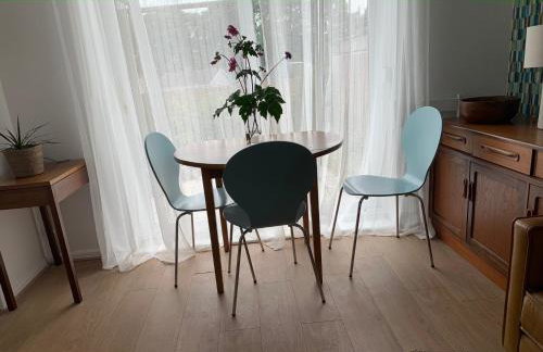 2 Bed-Sleeps 4-Parking-Pets-10 min walk to Beach - Foto 13