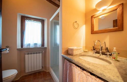 PODERE TORRICELLE 69B Pancole Gr, seaview infinity pool, jacuzzi, sauna, exclusive villa with 2 bedrooms for 4 - If you total 5 or 6 people there is an independent suite in main villa with private ensuite bathroom, kitchenette and garden dining area - Foto 56