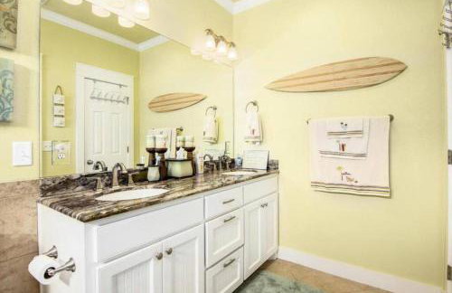 JUST LISTED Beach House Steps Away from the Beach - Foto 12