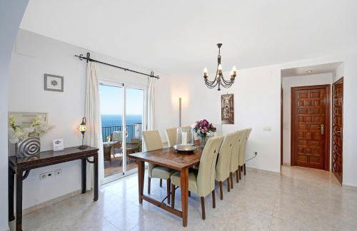 Breathtaking Seaside Villa with Heated Saltwater Pool & Panoramic Terraces - Foto 8