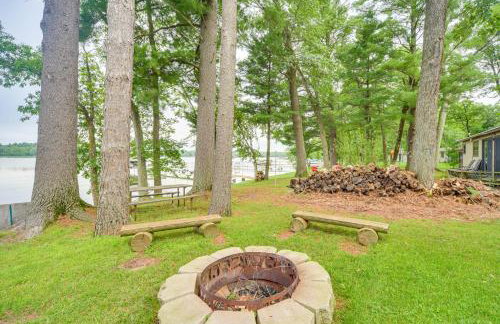 Boat Dock, BBQ and Fireside Fun Clam Lake Cabin - Foto 2