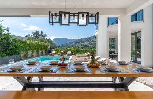 VILLA CVITA is a modern 5-bedroom villa with a Jacuzzi, a Gym and Finnish Sauna, a heated pool, and amazing views - Foto 7
