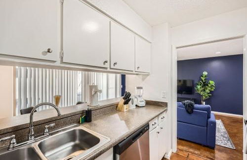 Your Comfy King Suite Getaway - Sleeps 4 - Pool, Prkg - Foto 19