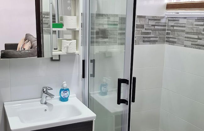 Gorgeous Quiet & Comfy Close to Highway - Foto 23