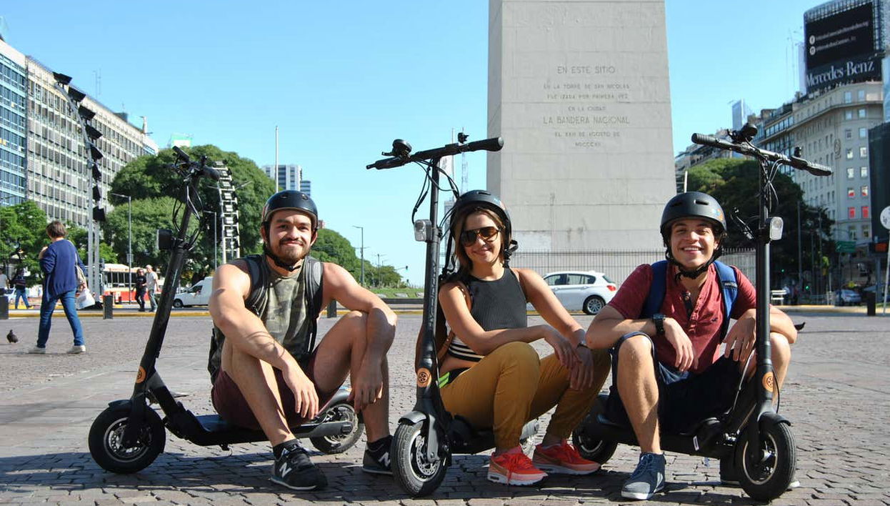 Preparado para percorrer de patinete o centro de Buenos Aires