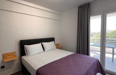 Phil's Apartments - Photo 13