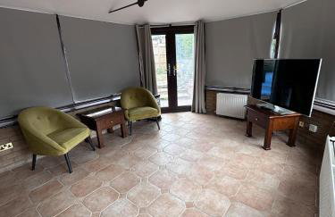 Ashsons Cosy Studio Apartment Free Parking For Car or Small Van Only - Photo 2