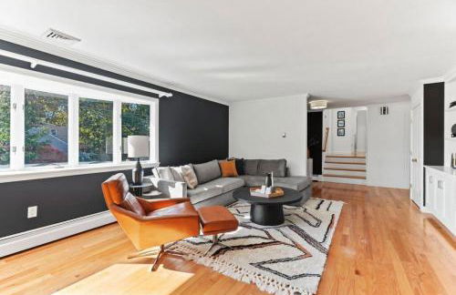 Walk to the Beach - Modern Home with FirePit and Bikes - Foto 23