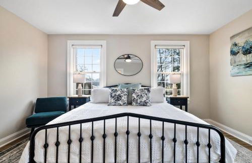 Tranquil Mountain Escape Luxurious 5-Bedroom Farmhouse with Pool - Foto 17