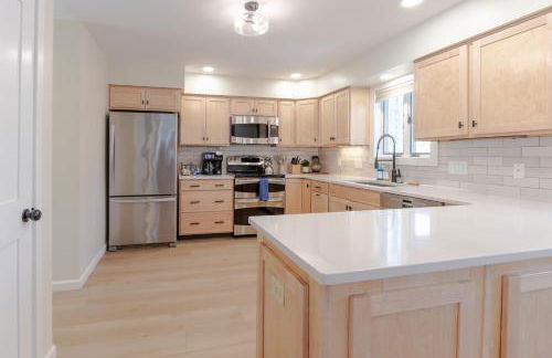 Large Luxury Home with Media Room and Game Room - 10 mins to Campus & Stadium - Foto 7