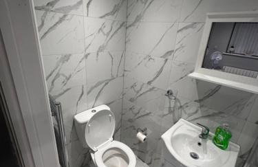 Modern Luxury Private Detached 1 Double Bedroom Studio Apartment - Super Fast Wifi - Foto 16