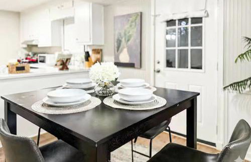 King Bed! Soaking tub! Fenced Yard w Screen Patio - Foto 27