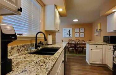 Solar Half-Plex with Chic Style in Country Glen - Foto 6