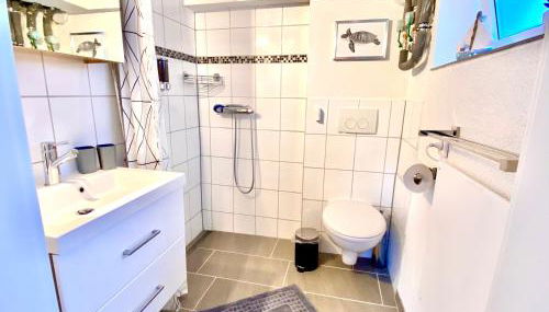 Modernes Zimmer mit Küchenzeile und Bad - Foto 3