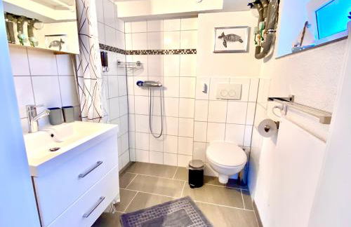 Modernes Zimmer mit Küchenzeile und Bad - Foto 3