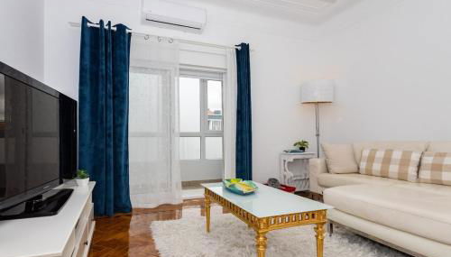 Almada Lisbon em frente dos transportes públicos - Foto 3