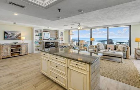 New dog-friendly Listing! Updated direct oceanfront with spacious balcony and heated pool - Foto 27