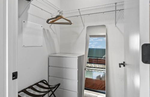 Penthouse Luxury with Pool Patio and City View plus Walk to Broadway - Foto 23