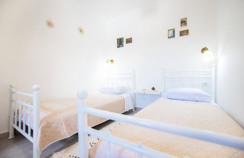 Villa Pietra- Modern rustic poolside oasis - Photo 23