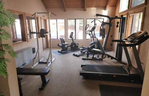 2BR Gated Escape With A Pool And Walk to Dining and Trails - Foto 23