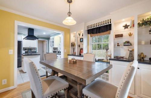 Hillside Hot Tub Hideaway! King Bed / Fire Pit - Foto 49