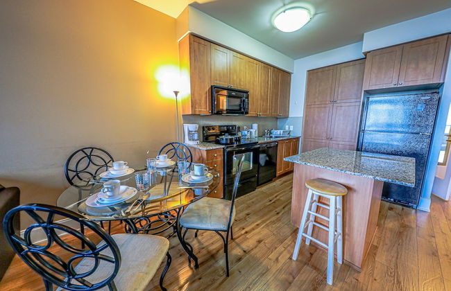 Lake View Luxury Condo by Elite Suites - Photo 7