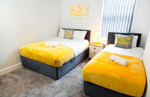 4 Bedrooms Spacious House With 2 Bathrooms Free Parking - sleeps up to 10 guests - Foto 2