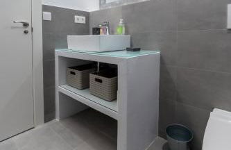 FLORIT FLATS - CATHEDRAL LUXURY TERRACE FLAT 2BR 2BA AC Wifi - Photo 29