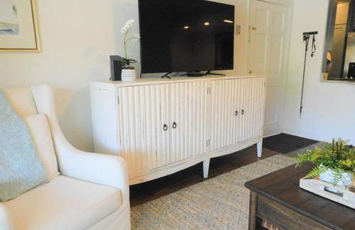 Q4 Professionally decorated upstairs beautiful soothing colors close to back pool - Foto 16