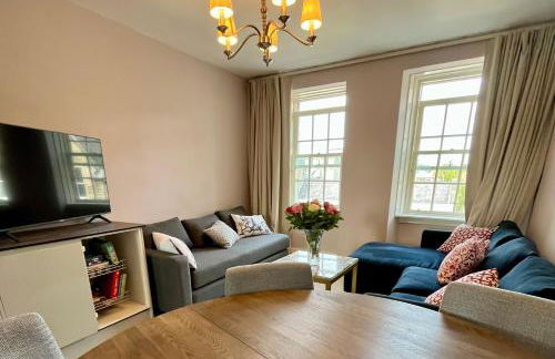 New Royal Mile Residence Spacious Quiet Comfortable Flat with Balcony & Great Views Top Floor No Lift - Photo 8