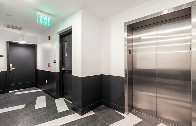 Dual Bachelor Pads w/ Rooftop Lounge & Games Sleeps 26 5 Min to Broadway - Foto 49