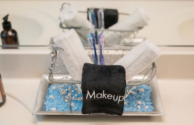 Cozy Hidden Gem - 3BR - 1Den w Backyard - Foto 24