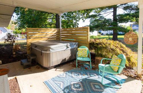 Mid-Century Modern Themed Home with Outdoor Hot Tub - Foto 76